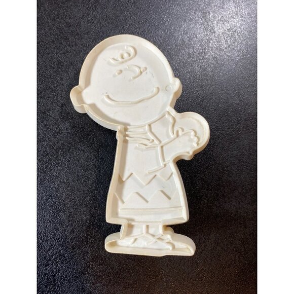 Vintage Snoopy Charlie Brown Cookie Cutter United Feature Syndicate - Picture 1 of 3